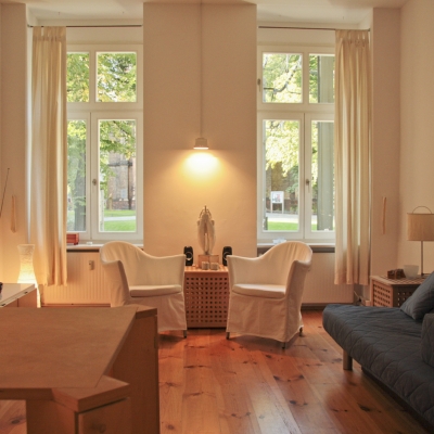 Der Wohnraum mit Blick auf den Park