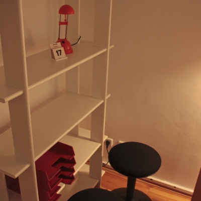 Arbeitsbereich hinter dem Schreibtisch