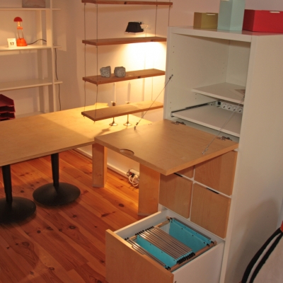 Büroschrank vor dem Schreibtisch