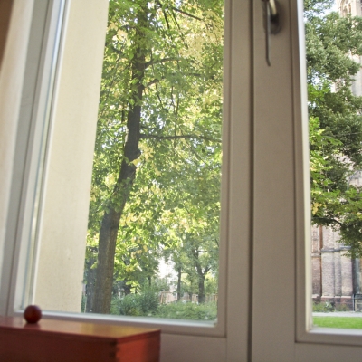 Blick von der Sitzecke auf den Park