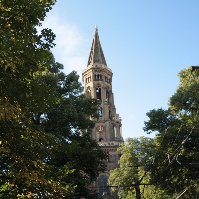 Blick nach oben auf den Kirchturm
