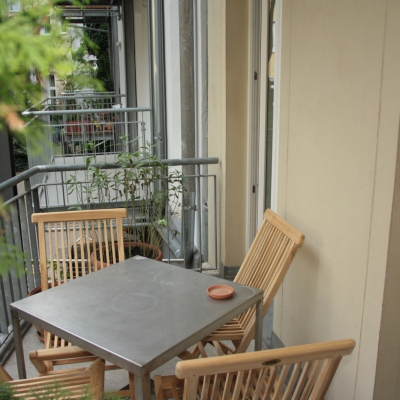 Benachbarter Balkon und Hof