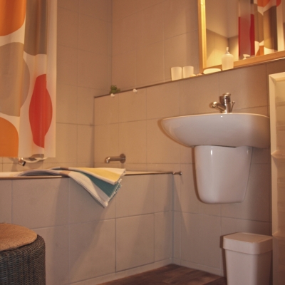 Das Bad mit Wanne und Waschbecken
