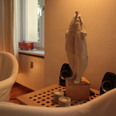 Die Sitzecke mit Skulptur
